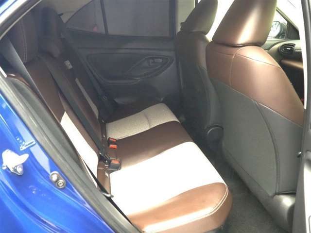 後部座席のようすです。シート素材はモケットです。