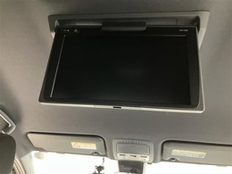 後席モニターついてます。長時間運転の時お子様には必須アイテムですね。