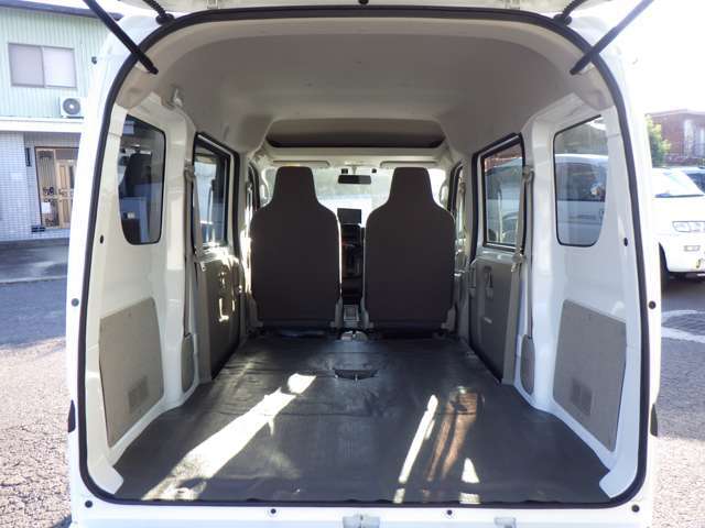 後席を前方へ倒すことで、より広く荷室を使用することが出来ます。大きなお荷物等も積込み出来るので、幅広い用途でお使いいただけますよ！