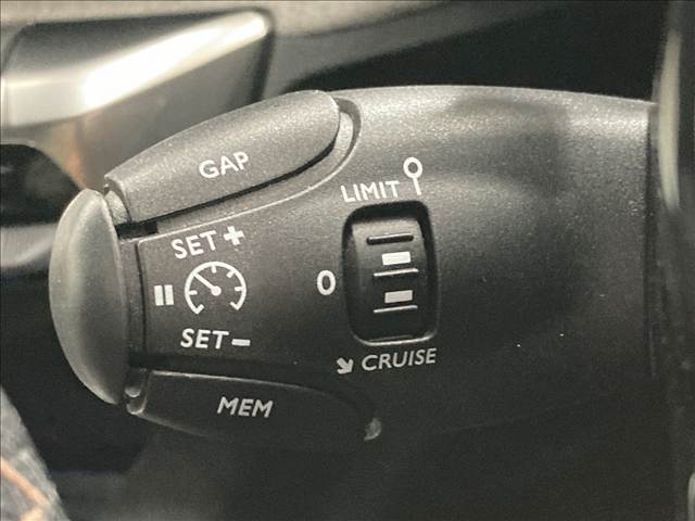 【レーダークルーズコントロール】装備車両です。レーダーやカメラを使って前を走るクルマの状況を検知して速度を調整してくれます。遠距離ドライブの高速道路などでは大活躍で疲労軽減に役立ちます。