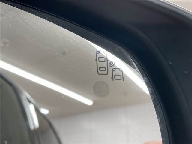 【ブラインドスポットモニター】車線変更時に後方から近づくお車をアラートしてくれます。