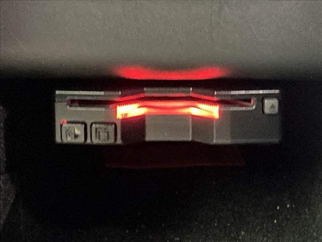 【ETC車載器】を装備しておりますので、ご納車直後からの遠距離ドライブも可能です。土日の利用料金の割引や、朝夕の通行料金を割引料金で高速道路をお楽しみいただけます。