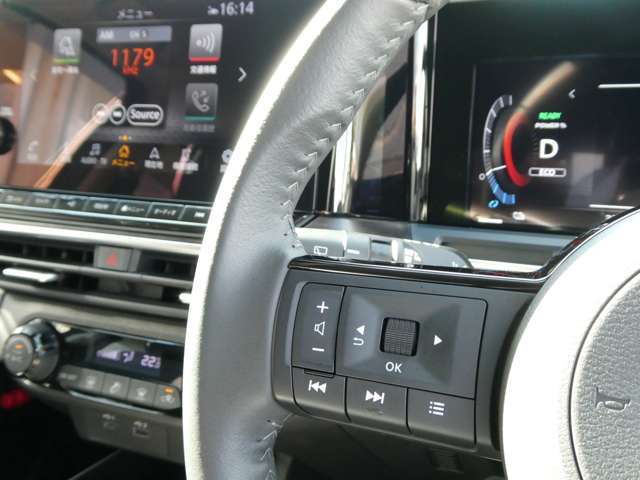 ナビの音量など車両情報を手元で操作できるハンドルスイッチ付き。