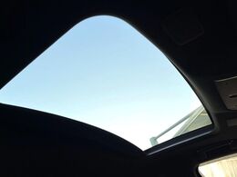 【ムーンルーフ】開放感たっぷりの希少装備、ムーンルーフが装着されています！車内に明かりを取り入れたり景色を楽しむ以外にも、車内の空気も簡単に換気できて快適です！
