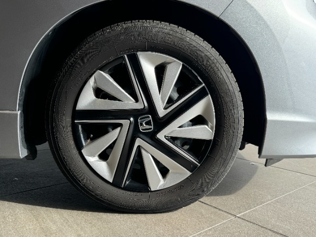こちらのお車には【純正16インチアルミホイール】を装着しております◎