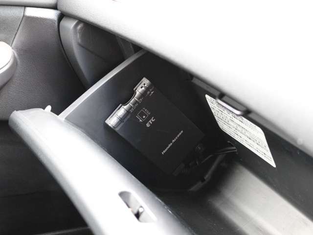 ETCももちろん装備！いまや無い車はないのではないかというくらいですがこちらも例外ではなく装備されております！後からつける手間もお金もかからず高速もスイスイなので友達・家族と遠出も楽しくなるはずです！