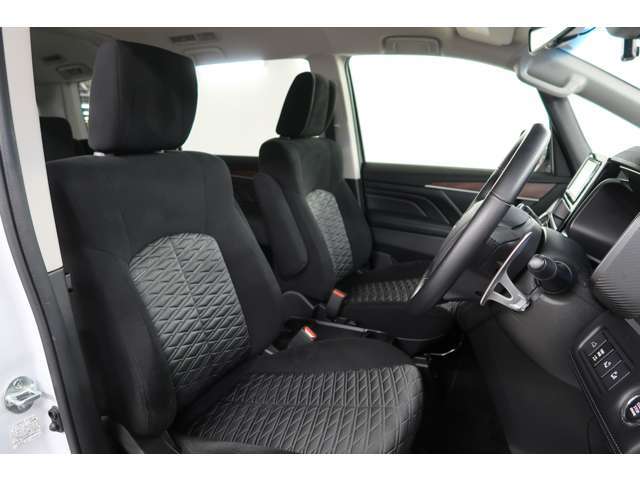 内装ブラック　フロントシートヒーター　運転席にはパワーシートを装備