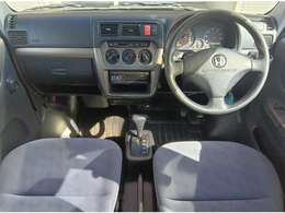 シンプルで広々とした運転席周り！