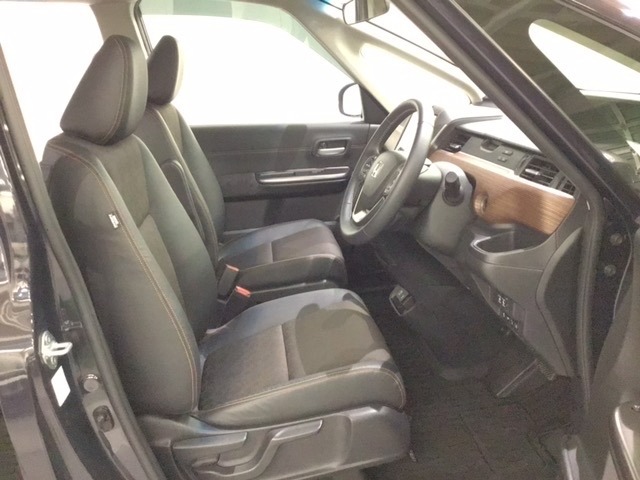 運転席も広くシートの角度や高さ調整も可能です。座り心地はぜひご確認下さい。
