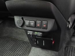 【シートヒーター】運転席と助手席をそれぞれ独立して操作できるため、座る人と室内温度にあわせた快適なシート温度が得られます♪