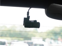 この車にはリアにもドライブレコーダーを装備しております◆映像・音声などを記録する自動車用の装置です。　もしもの事故の際の記録はもちろん、旅行の際の思い出としてドライブの映像を楽しむことができます。