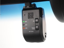 ◆ドライブレコーダー◆映像・音声などを記録する自動車用の装置です。　もしもの事故の際の記録はもちろん、旅行の際の思い出としてドライブの映像を楽しむことができます。