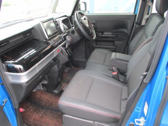 ゆったりベンチシートです。大きな汚れ・ニオイの無いきれいな車内です。（＾O＾）