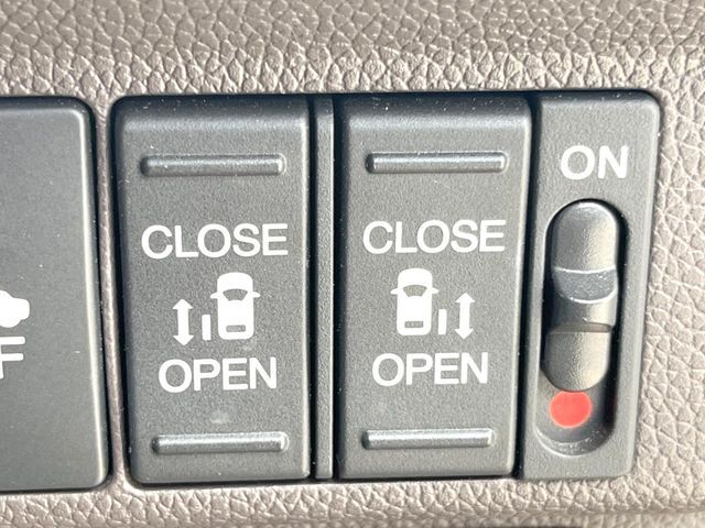 【両側パワースライドドア】スマートキーや運転席のスイッチで後席両側スライドドアの開閉が可能♪電動だから力を入れてドアを開ける必要が無く、小さなお子様でも簡単に開け閉めでき快適です♪