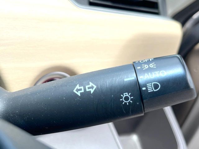 【オートライト】周りの明るさに応じて自動でヘッドライトの点灯・消灯ができる機能です！ライトの付け忘れ・消し忘れなどが無くなり、雨の日や夕方の走行も安心！トンネル通過時も便利ですね♪