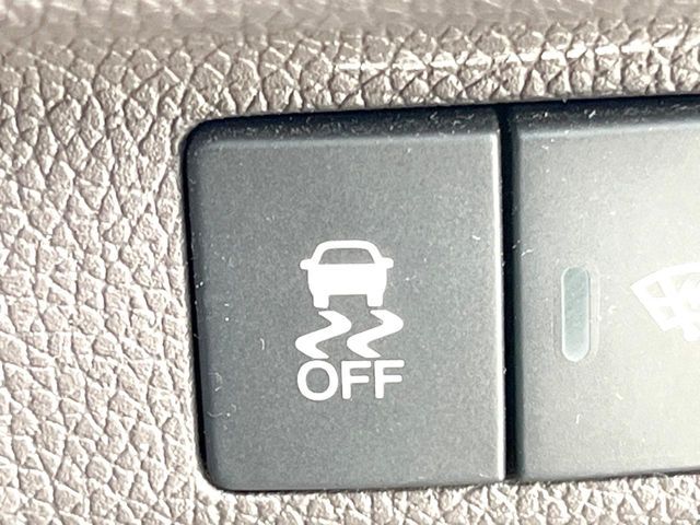 【横滑り防止装置】車両の横滑りを感知すると、自動的に車両の進行方向を保つように車両を制御します。雨の日など滑りやすい路面状況でも安全な運転が可能です。