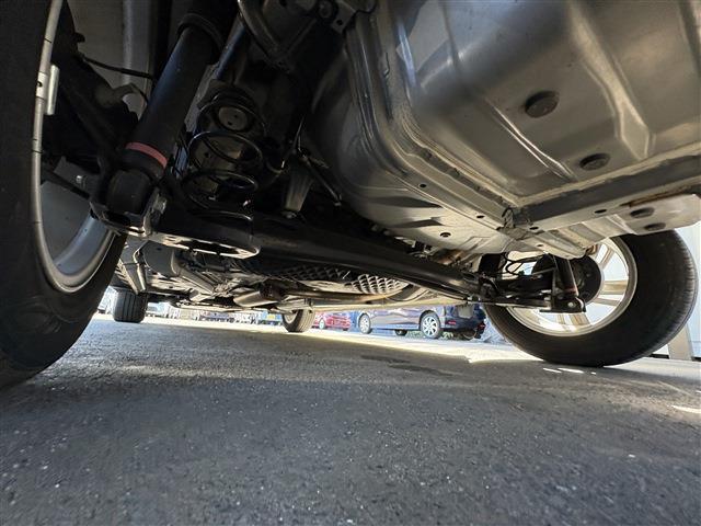 当店の目の前に「東中学校入り口」というバス停がございます。駅からは少し距離がございますので、電車でお越しの際はバスをご利用頂くとスムーズです。