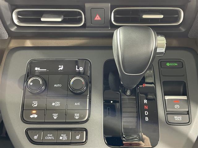 【シフトレバー】シフトも操作しやすく快適なドライブを楽しんでいただけます！