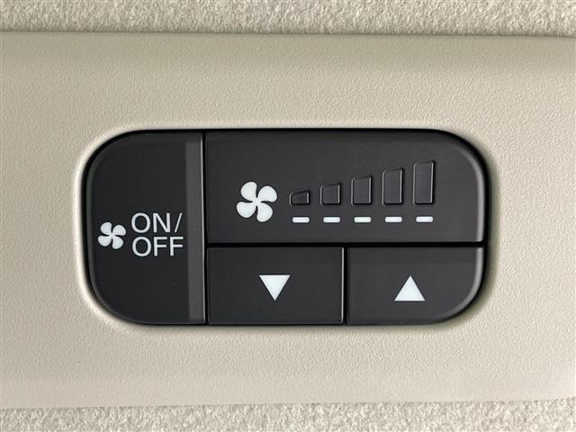 【後部座席操作部】後部座席を快適に過ごしていただくための便利な装備が付いています！