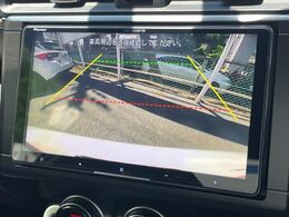 【バックカメラ】駐車時に後方がリアルタイム映像で確認できます。大型商業施設や立体駐車場での駐車時や、夜間のバック時に大活躍！運転スキルに関わらず、今や必須となった装備のひとつです！