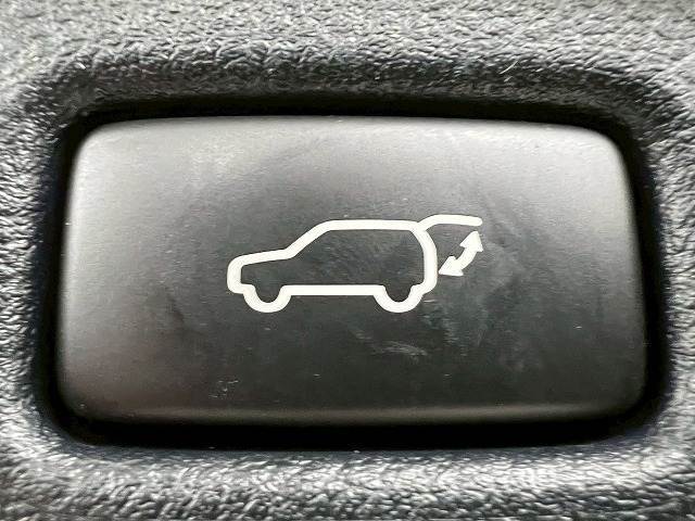 【電動リアゲート】装備しております。両手が塞がた状態からワンタッチでリアゲートを開閉出来る便利なオプションです。