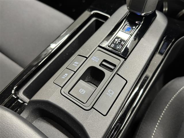 【電子パーキングブレーキ】指先ひとつでサイドブレーキの操作が可能です。信号待ちなどでブレーキペダルから足を離しても停止状態を保持する「ブレーキホールド機能」も搭載。