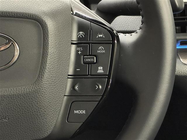 【レーダークルーズコントロール】従来のクルコンの機能に加え、先行車に接近すると、安全な車間距離を保ちながら先行車の車速に合わせ追従するシステム。