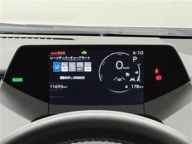 【メーター】メーターがすべて液晶画面で表示されます。クルマのスピードなど重要な情報の視認性はそのままに、非常にたくさんの情報が表示可能。最新の車両にふさわしい近未来的な印象を受けますね！