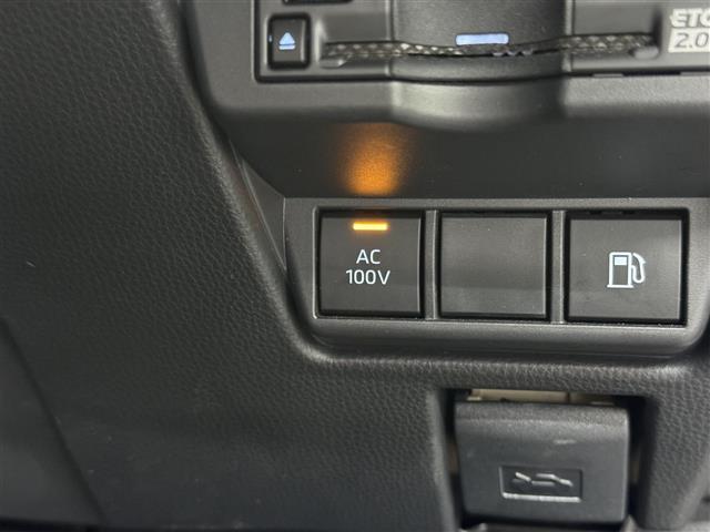 【AC100V】スイッチを入れることで、車内のコンセントで消費電力1500Wまでの範囲内で家電を使用することができます。ノートPCやスマホ充電の際にACアダプタを使用することも可能！