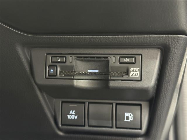 【ETC2.0】最新のETC2.0がビルトインで装備されています。有料道路の乗り降り時に停車することなくスマートに乗り入れが可能になったり、割引を受けることができる嬉しい装備です。