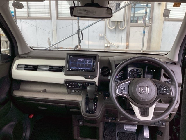 フロントガラスが大きく、ワイドな視界で運転もしやすくなるように、設計されています。