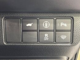 【ハンズフリーパワーバックドア】リアバンパー下部に足先を出し入れするだけでバックドアが自動で開閉♪両手が荷物でふさがっている時でもラクラク開閉操作が行えます！