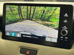 【バックカメラ】駐車時に後方がリアルタイム映像で確認できます。大型商業施設や立体駐車場での駐車時や、夜間のバック時に大活躍！運転スキルに関わらず、今や必須となった装備のひとつです！