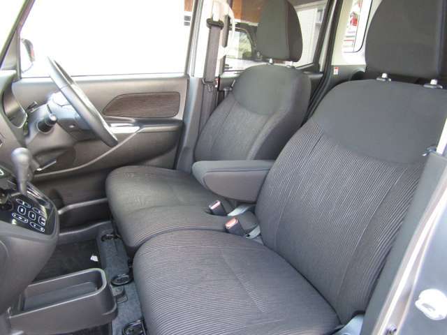フロントシートはゆったり座れるベンチシート。アームレストが付いているので長距離ドライブでもリラックスして運転できます。