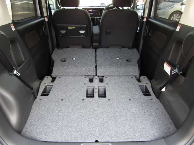 リアシートを倒せば大きな荷物も積めます