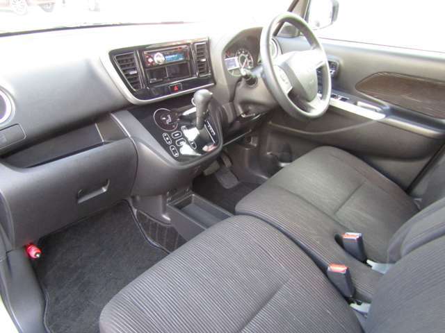 シフトノブがハンドル横のインパネに付いているので、操作がしやすく運転席の足元もすっきり広々しています