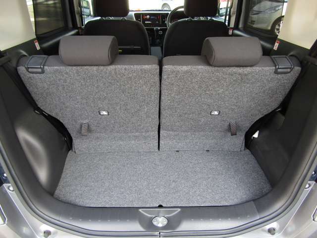 そのままでも十分な広さのラゲッジスペース