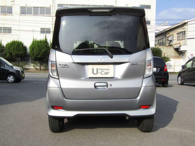 車庫入れが苦手な方も安心してください。バックカメラが付いています！