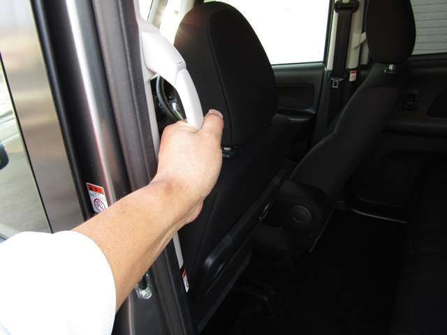後席用のグリップが付いているので、乗り降りする際も安心です