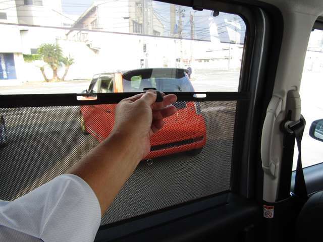 ロールサンシェード付き車内の空気を循環させられるサーキュレーター付き