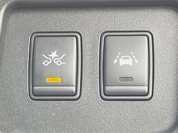 【エマージェンシーブレーキ】走行中に前方の車両等を認識し、衝突しそうな時は警報とブレーキで衝突回避と被害軽減をアシスト。より安全にドライブをお楽しみいただけます。