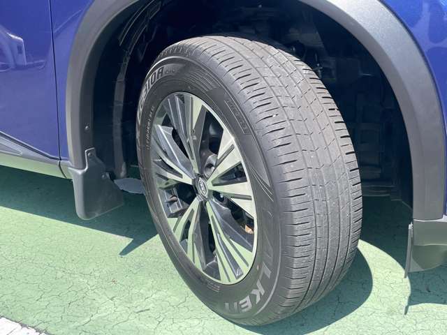 日産純正アルミホイール　タイヤサイズは235/60R18です。