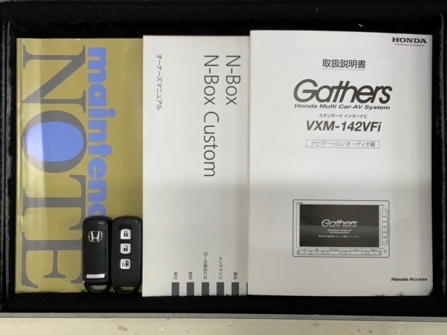 スマートキーは鍵をバッグに入れたままでもドアロックの開閉やエンジンのON・OFFができます。夜間や雨の日も鍵を探さなくて良いので便利です。