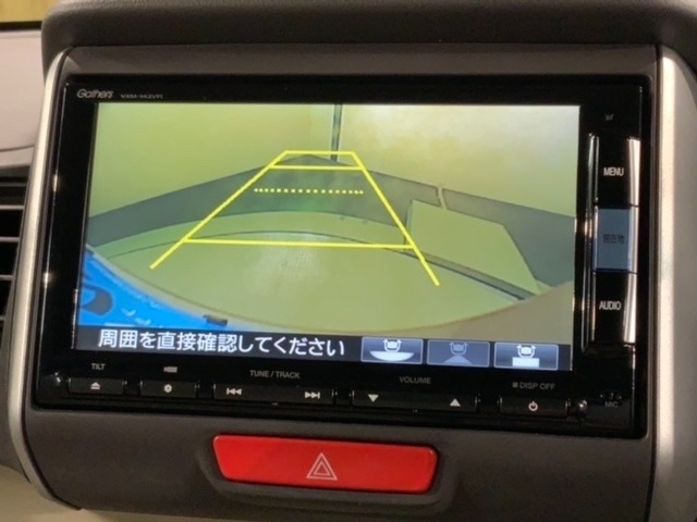 リバースギアに入れるだけで後方の表示へ切り替わります。夜間や雨の日の駐車も楽になりますよ。