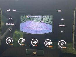 【バックカメラ】駐車時に後方がリアルタイム映像で確認できます。大型商業施設や立体駐車場での駐車時や、夜間のバック時に大活躍！運転スキルに関わらず、今や必須となった装備のひとつです！