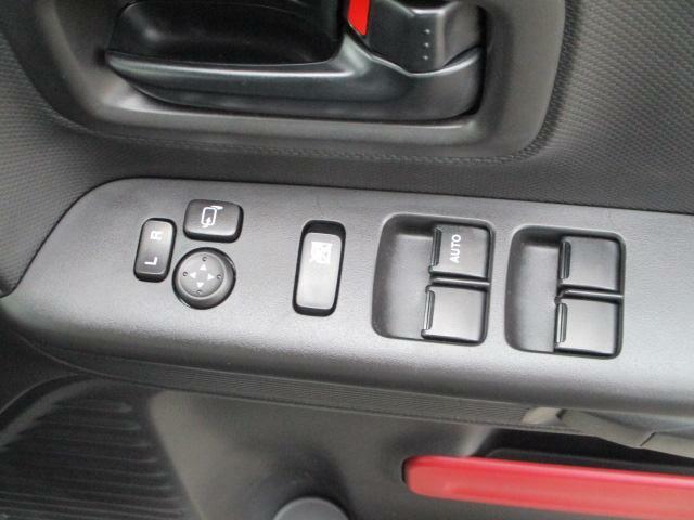 運転席ドアアームレストに、【リモコンドアミラー】【パワーウィンドウ】スイッチあり。手元で操作ラクラク。