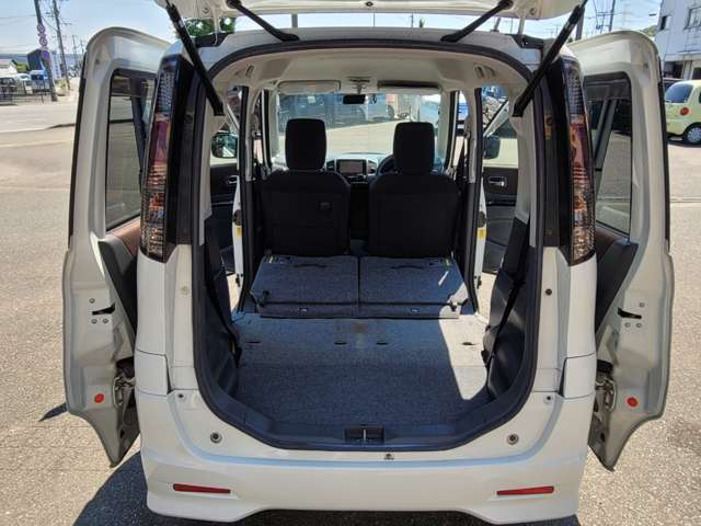 後部シートを収納すれば更にトランクスペースも確保できます☆トランクスペースも広々でお買い物等にも最適です☆