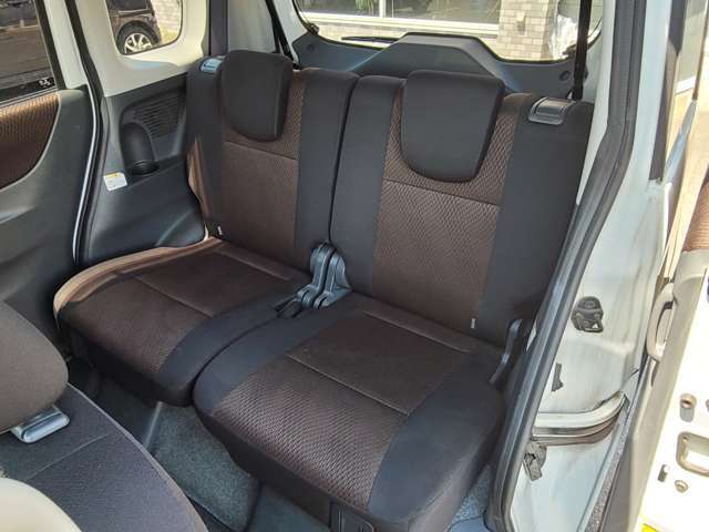 低床プラットフォームと後席ダイブダウンシートの採用で車内広々☆
