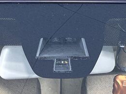 【スズキ　レーダーブレーキサポート】走行中に前方の車両等を認識し、衝突しそうな時は警報とブレーキで衝突回避と被害軽減をアシスト。より安全にドライブをお楽しみいただけます。