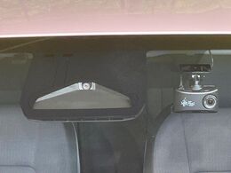 【ドライブレコーダー】安心・安全なカーライフに必須のドライブレコーダーを装備！走行中はもちろん、あおり運転や事故に遭遇した際の状況も映像で記録し、万一のリスクに備えます。